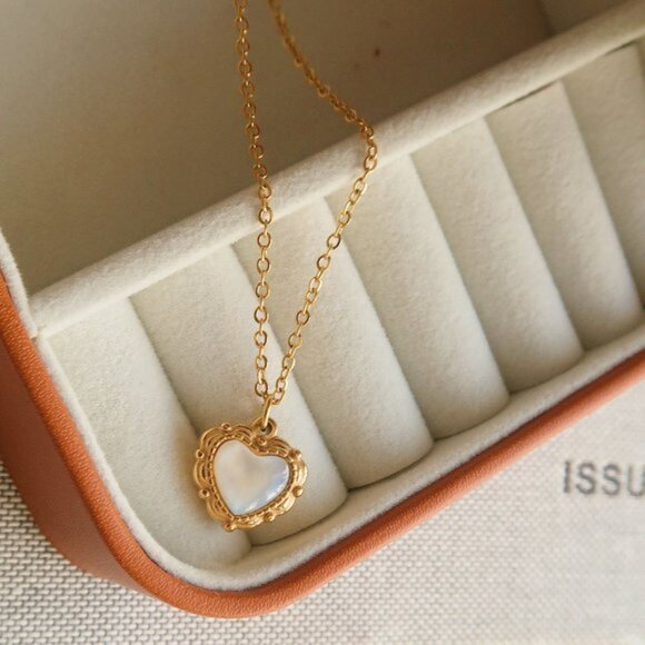 NEW 18K Gold Plated Shell Embossed Heart Love Necklace - Picture 6 of 12